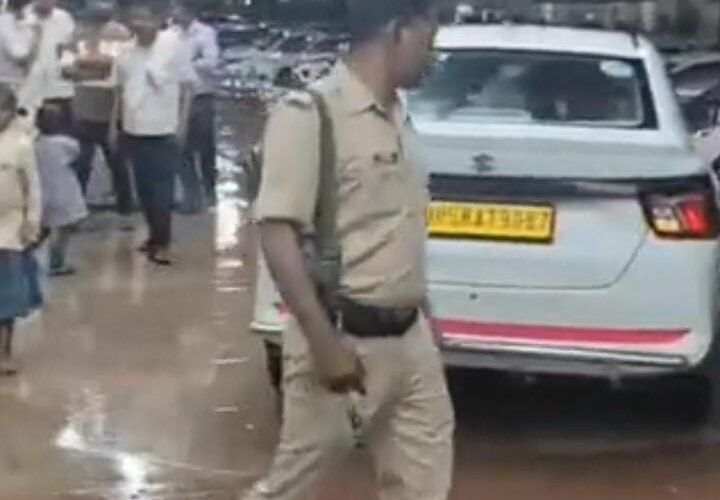 डीजी आरपीएफ जरा ध्यान दें: प्लेटफॉर्म पर ट्रेन का इंतजार था… गाड़ी पहुंच गई!  गोरखपुर में कार ने प्लेटफॉर्म पर ली ‘एंट्री’, ग्वालियर समेत कई स्टेशनों पर पहले भी पहुंच चुके वाहन—फिर सुरक्षा का पहरा आखिर किसके लिए?  गाड़ी प्लेटफॉर्म तक पहुंची, पहरेदार कहां थे? गेट पर सुरक्षा या सिर्फ कागजों में निगरानी? हर घटना के बाद कार्रवाई, फिर वही कहानी!