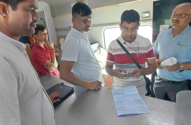 पैंट्री में टिकट का धंधा! कुशीनगर एक्सप्रेस में छापा पड़ा तो खुली ‘बिना टिकट सफर’ की परतें 10 यात्री पकड़े गए, पैसे लेकर यात्रा कराने की बात सामने आई; 16 पेटी अनधिकृत पानी भी बरामद