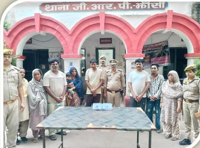 झांसी रेलवे स्टेशन पर सात ‘खिलाड़ी’ दबोचे, छह लाख का माल बरामद! एसपी रेलवे विपुल कुमार श्रीवास्तव के मार्गदर्शन में जीआरपी की बड़ी कार्रवाई