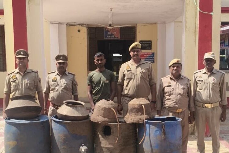 बबीना में कच्ची शराब की भट्ठी पर पुलिस का छापा, 20 लीटर शराब बरामद फायरिंग रेंज के किनारे चल रहा था अवैध शराब बनाने का खेल, एक आरोपी गिरफ्तार भट्ठी और शराब बनाने के उपकरण जब्त, आबकारी अधिनियम में मुकदमा दर्ज